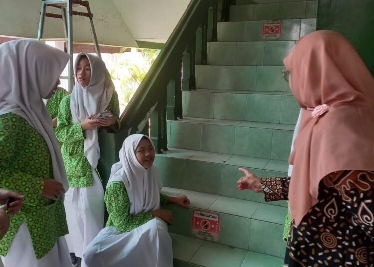 KBM Kontekstual, Pembelajaran Bahasa Inggris MTsN 6 Bantul Ajak Siswa Keliling Madrasah 46 WhatsApp Image 2026 01 08 at 07.03.10