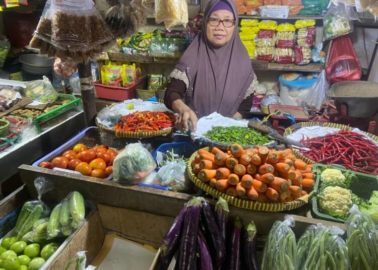 Pedagang sayur di Pasar Ciplak, Jakarta Timur, Sabtu (10/1/2026), di tengah kenaikan harga bahan pangan.
