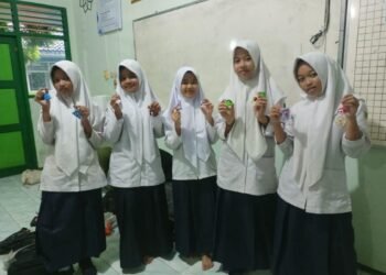 Kreasi Gantungan Kunci Miniatur Bentuk Makanan dari Sampah Plastik Mengawali Ekstrakurikuler Hadycraf Semester Genap 2026 51 WhatsApp Image 2026 01 12 at 18.27.19