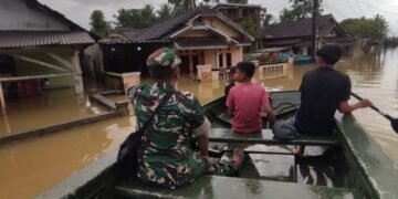 Pelda Agus Rizal Evakuasi Warga Pakai Perahu