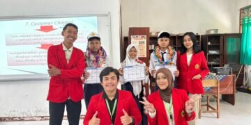 Mahasiswa KKN R9 Universitas 17 Agustus 1945 Surabaya berfoto bersama di ruang TIK SMP Negeri 3 Pacet setelah pelaksanaan kegiatan edukasi kewirausahaan.