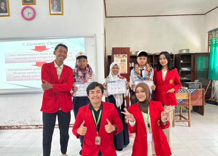 Mahasiswa KKN R9 Universitas 17 Agustus 1945 Surabaya berfoto bersama di ruang TIK SMP Negeri 3 Pacet setelah pelaksanaan kegiatan edukasi kewirausahaan.