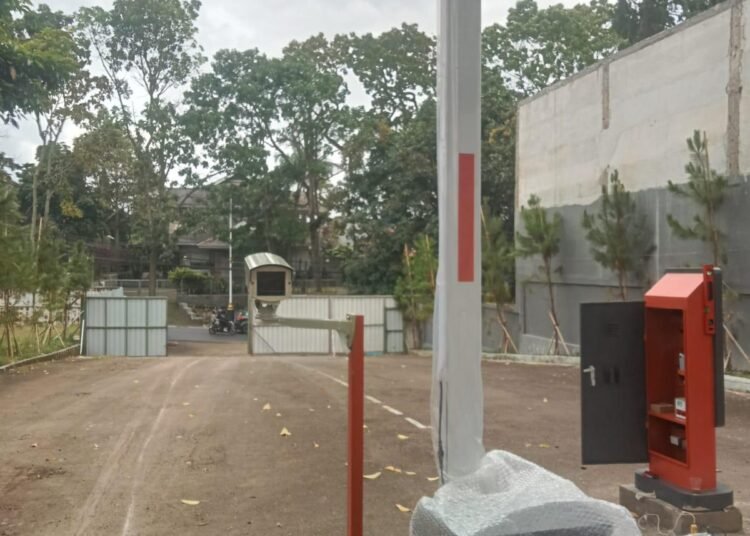 Palang parkir nontunai resmi diterapkan di Padel Setiabudi Bandung oleh PT MSM Tiga Matra Satria. Sistem QRIS dan pembayaran digital bikin parkir lebih cepat, aman, dan transparan.
