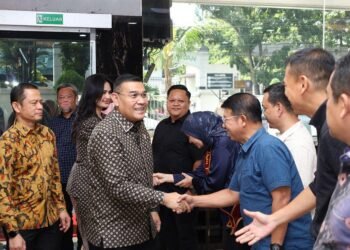 Pastikan Kualitas Layanan Pertanahan di Kantor Pertanahan Kota Medan, Wamen ATR/BPN Lakukan Pembinaan kepada Jajaran Kanwil BPN Sumatera Utara Dalam rangka memastikan kualitas pelayanan pertanahan kepada masyarakat, Wakil Menteri Agraria dan Tata Ruang/Wakil Kepala Badan Pertanahan Nasional, Bapak Ossy Dermawan, melaksanakan kunjungan kerja ke Kantor Pertanahan Kota Medan. Kegiatan ini bertujuan untuk meninjau secara langsung proses pelayanan pertanahan yang berjalan, sekaligus memastikan bahwa seluruh layanan dilaksanakan sesuai dengan standar yang telah ditetapkan. Pada kesempatan tersebut, Wakil Menteri ATR/Wakil Kepala BPN juga memberikan pembinaan kepada jajaran di lingkungan Kantor Wilayah BPN Provinsi Sumatera Utara. Pembinaan ini menekankan pentingnya peningkatan kinerja, penguatan integritas, serta komitmen seluruh aparatur dalam memberikan pelayanan publik yang profesional, transparan, dan berorientasi pada kepuasan masyarakat. Melalui kunjungan dan pembinaan ini, diharapkan seluruh jajaran semakin termotivasi untuk terus berinovasi, meningkatkan kualitas layanan, serta mewujudkan tata kelola pertanahan yang akuntabel demi mendukung pembangunan dan kepastian hukum pertanahan di Provinsi Sumatera Utara.