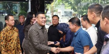 Pastikan Kualitas Layanan Pertanahan di Kantor Pertanahan Kota Medan, Wamen ATR/BPN Lakukan Pembinaan kepada Jajaran Kanwil BPN Sumatera Utara Dalam rangka memastikan kualitas pelayanan pertanahan kepada masyarakat, Wakil Menteri Agraria dan Tata Ruang/Wakil Kepala Badan Pertanahan Nasional, Bapak Ossy Dermawan, melaksanakan kunjungan kerja ke Kantor Pertanahan Kota Medan. Kegiatan ini bertujuan untuk meninjau secara langsung proses pelayanan pertanahan yang berjalan, sekaligus memastikan bahwa seluruh layanan dilaksanakan sesuai dengan standar yang telah ditetapkan. Pada kesempatan tersebut, Wakil Menteri ATR/Wakil Kepala BPN juga memberikan pembinaan kepada jajaran di lingkungan Kantor Wilayah BPN Provinsi Sumatera Utara. Pembinaan ini menekankan pentingnya peningkatan kinerja, penguatan integritas, serta komitmen seluruh aparatur dalam memberikan pelayanan publik yang profesional, transparan, dan berorientasi pada kepuasan masyarakat. Melalui kunjungan dan pembinaan ini, diharapkan seluruh jajaran semakin termotivasi untuk terus berinovasi, meningkatkan kualitas layanan, serta mewujudkan tata kelola pertanahan yang akuntabel demi mendukung pembangunan dan kepastian hukum pertanahan di Provinsi Sumatera Utara.