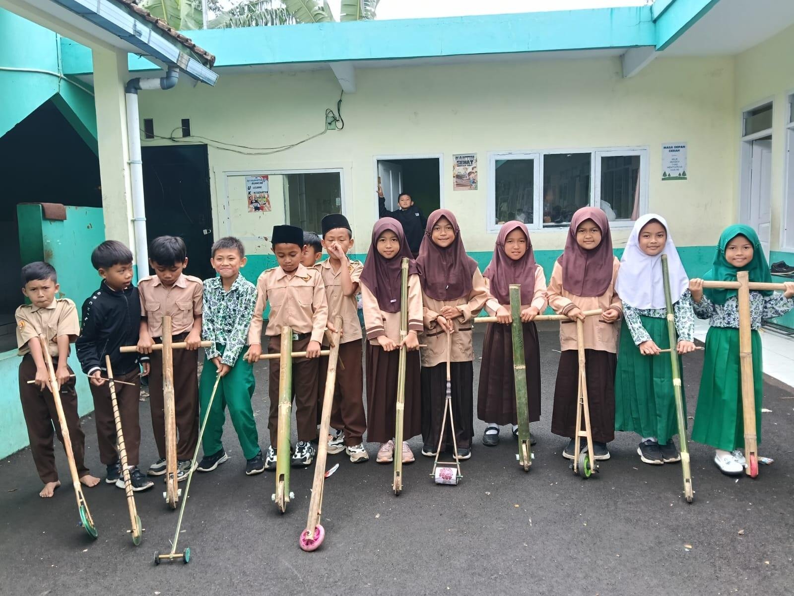 Madrasah Ceria Lewat Inovasi Tugas Rumah Berbasis Permainan Tradisional 48 WhatsApp Image 2026 01 22 at 12.54.25