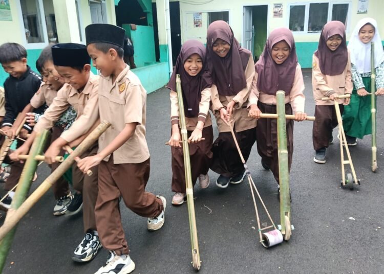 Madrasah Ceria Lewat Inovasi Tugas Rumah Berbasis Permainan Tradisional 46 WhatsApp Image 2026 01 22 at 12.54.26