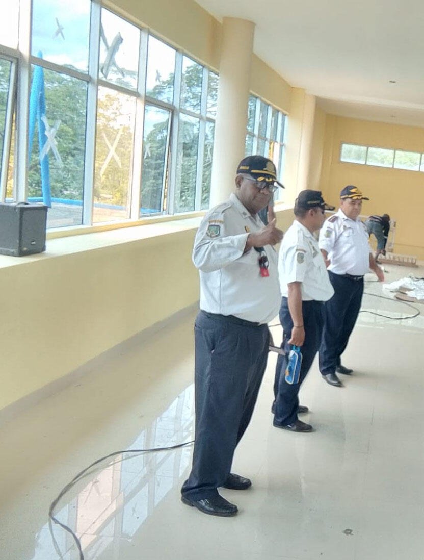 Pelaksana Tugas (Plt) Kepala Dinas Perhubungan, Komunikasi dan Informatika (Dishubkominfo) Kabupaten Waropen, Melky Watopa, SH, melakukan peninjauan langsung terhadap pelayanan transportasi laut di Pelabuhan Kelas III Waren Pidemani, Distrik Urei Faisei dan meninjau langsung perkembangan dan kondisi Bandara Petrus Simunapendi Botawa di Distrik Oudate 49 Terminal Bandara Petrus Simunapendi (Botawa)