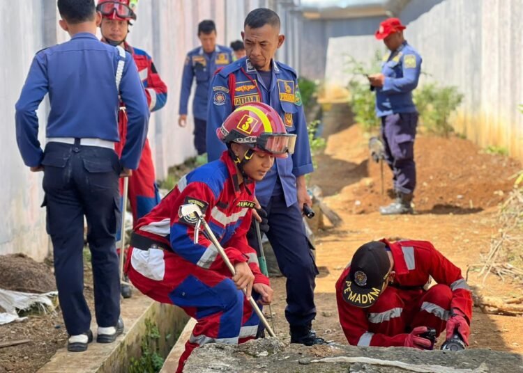 Sinergi Damkar dan LPP Bengkulu Dalam Penanganan Ular di Area Brandgang 46 WhatsApp Image 2026 01 27 at 11.24.12