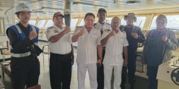 Foto Bersama Nakhoda KM Dorolonda ( Foto: H. Sihombing)