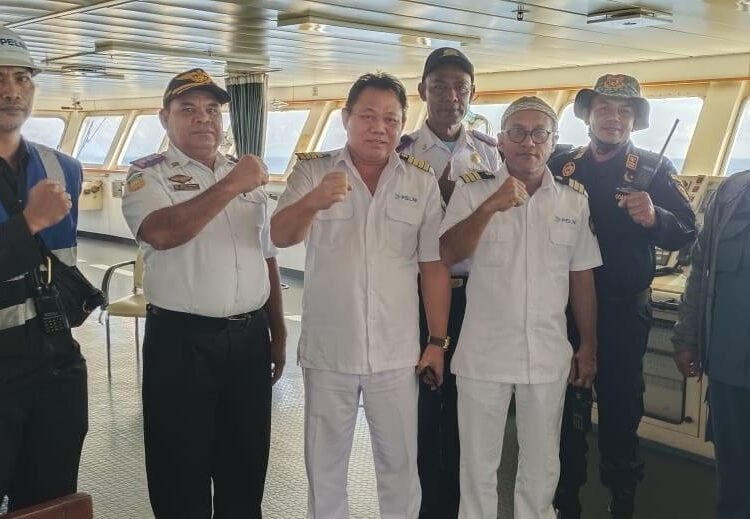 Setahun "Labu Sandar", Pemkab Waropen Melalui Dishubkominfo Upayakan KM Dorolonda Segera Bersandar di Dermaga Waren 46 Foto Bersama Nakhoda KM Dorolonda ( Foto: H. Sihombing)