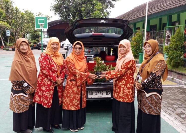 Perkuat Sinergi Antar Madrasah, MTsN 9 Bantul Terima Bantuan Tanaman dari MAN 2 Bantul 46 WhatsApp Image 2026 01 28 at 12.25.48