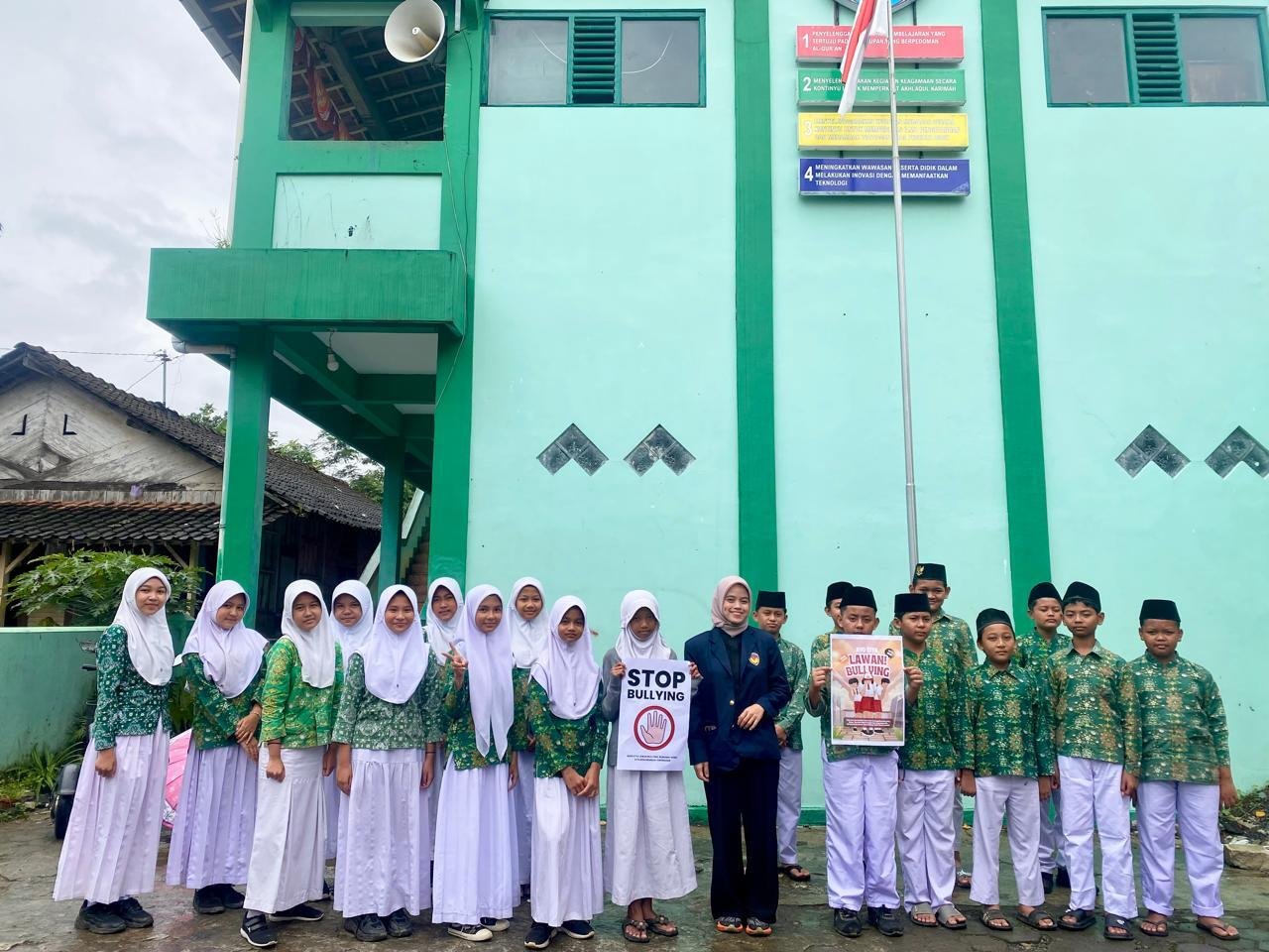 Kuliah Kerja Nyata (KKN) Mandiri Universitas PGRI Semarang (UPGRIS) Tahun 2026 Berhasil Menyelesaikan Rangkaian Program Kerja di Desa Kaligading, Kabupaten Kendal 47 WhatsApp Image 2026 01 28 at 22.44.42