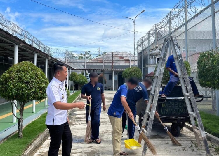 Warga Binaan Lapas Bengkulu Rawat Taman, ADM Kamtib Lakukan Pengawasan 46 Lapas Bengkulu, Warga Binaan, ADM Kamtib, Pembinaan Narapidana, Lingkungan Lapas, Ketertiban Lapas, Program Pembinaan, Pemasyarakatan Indonesia