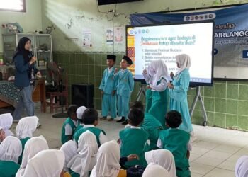 Menanamkan Cinta Budaya Sejak Dini: Inisiatif Mahasiswa KKN BBK 7 Unair dalam Mendukung SDGs 4 dan SDGs 11 46 Penyampaian Materi Budaya Indonesia Kepada Siswa SDN Datinawong Oleh Mahasiswa BBK 7 Datinawong (Sumber: Dok. Prib)