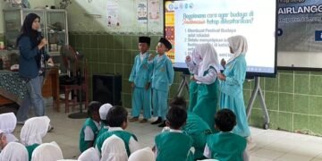 Penyampaian Materi Budaya Indonesia Kepada Siswa SDN Datinawong Oleh Mahasiswa BBK 7 Datinawong (Sumber: Dok. Prib)