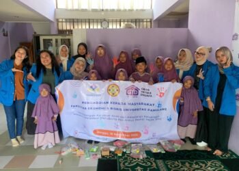 Tim PKM Universitas Pamulang bersama anak-anak Griya Yatim dan Dhuafa Pamulang