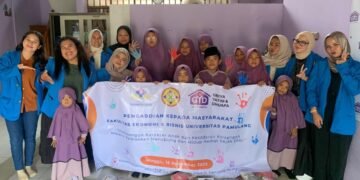 Tim PKM Universitas Pamulang bersama anak-anak Griya Yatim dan Dhuafa Pamulang