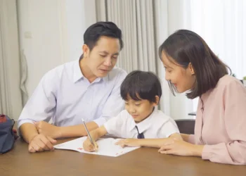 ilustrasi peran keluarga dalam menentukan kuliatas pendidkan