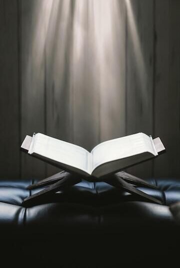 Epistemologi Epistemologi Islam Sebagai Jalan Menuju Ilmu yang Bernilai Tauhid8 46 holy quran black background with light shine it 368093 4130