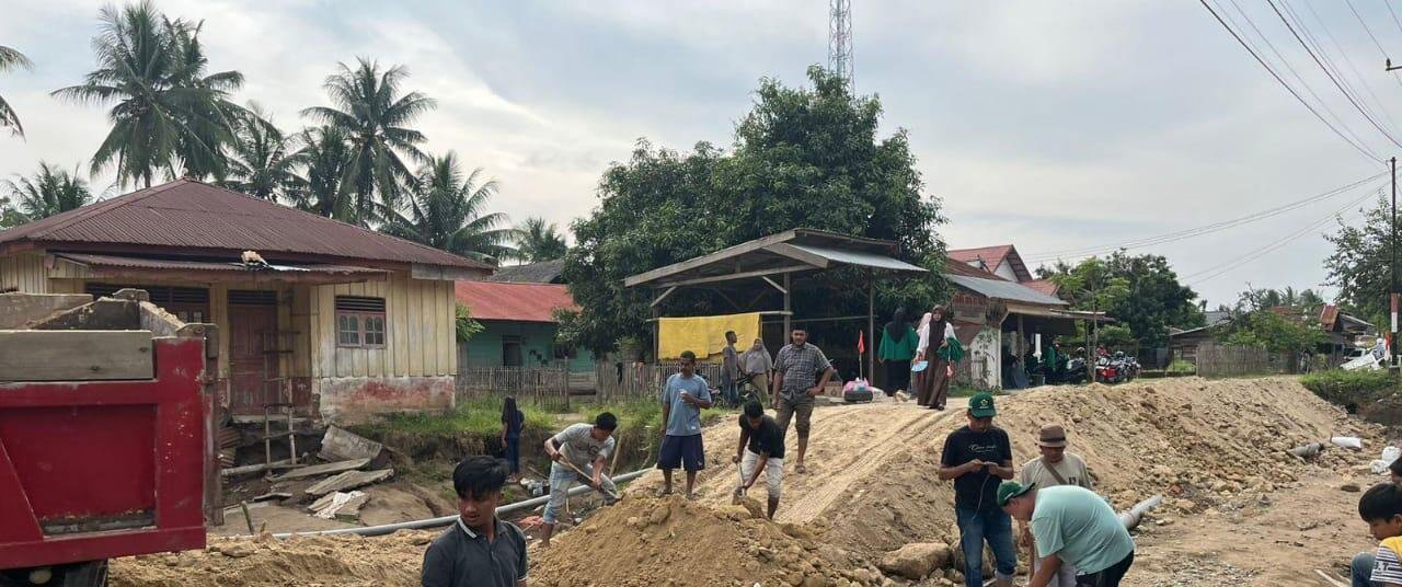 Aksi Sosial Mahasiswa KKN Unimal Bantu Pulihkan Akses Jalan Warga Pascabanjir 47 jalan jalan jalan 1