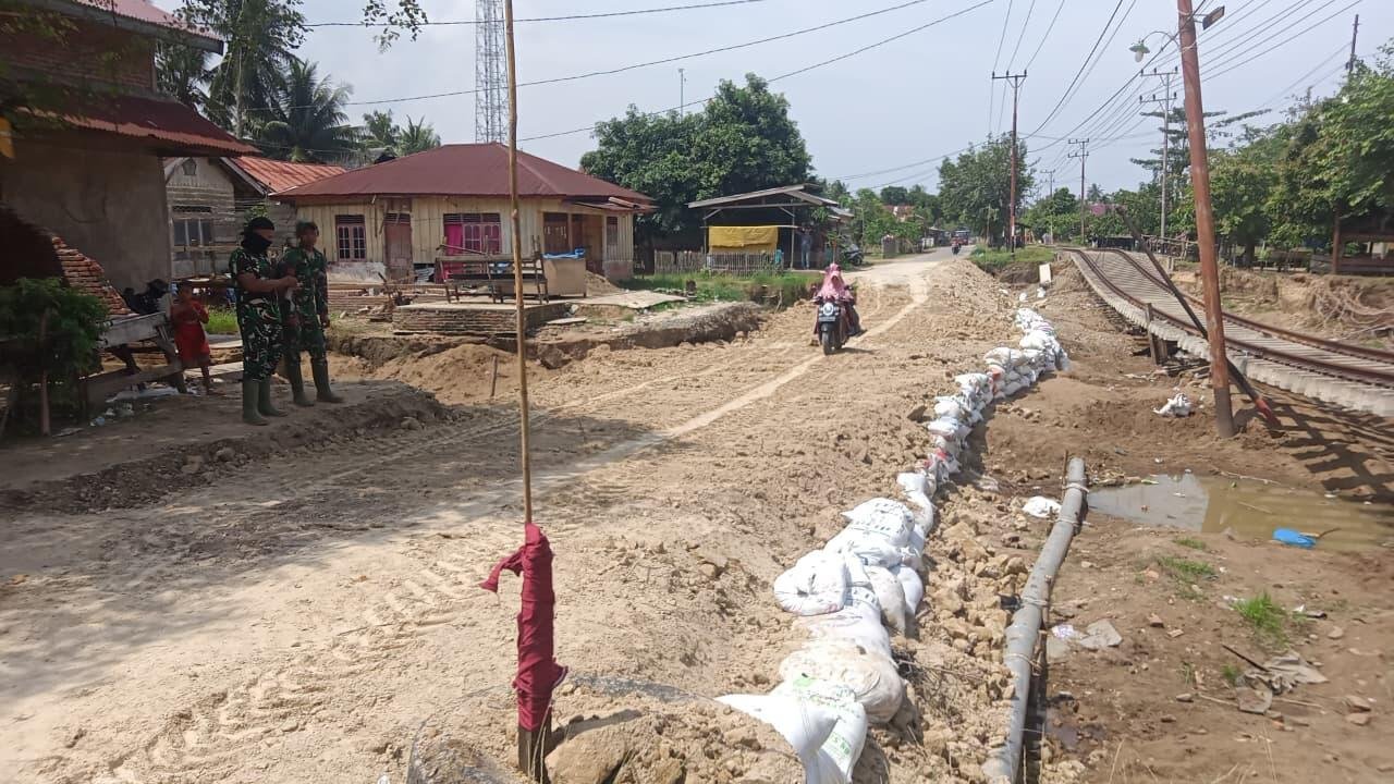 Aksi Sosial Mahasiswa KKN Unimal Bantu Pulihkan Akses Jalan Warga Pascabanjir 49 jalan
