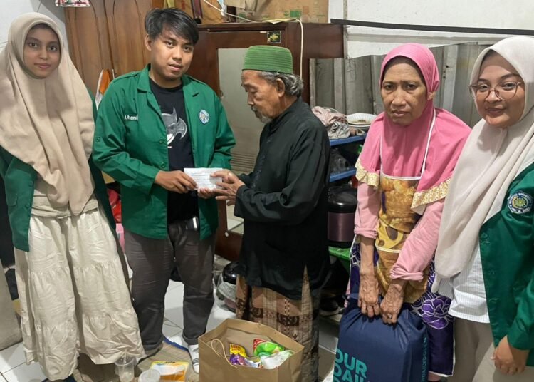 Wujudkan Teologi Al-Ma’un Serta Rasa Kebersamaan Dengan Kegiatan Pemberdayaan Kaum Dhuafa 46 Penyaluran bantuan pemberdayaan kaum dhuafa