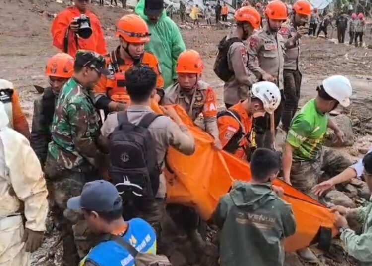 Breaking News: Longsor 6 Meter Timbun Rumah Warga di Cisarua Bandung Barat, Koramil 0907/Cikalong Wetan dan BPBD Bergerak Cepat 46 pasirlangu