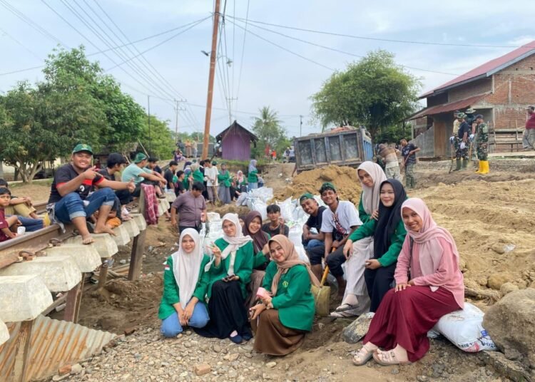 Aksi Sosial Mahasiswa KKN Unimal Bantu Pulihkan Akses Jalan Warga Pascabanjir 46 poto 1