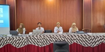 Ketua Korwilcam Bidang Pendidikan Kecamatan Bawen Setiyani, S.Pd., M.Si didampingi Ketua OPS Kecamatan Bawen saat membuka rapat Kelompok Kerja Operator Sekolah (OPS) se-Kecamatan Bawen terkait sosialisasi Aplikasi Dapodik 2026.b dan E-Kinerja, Rabu (21/1/2026).