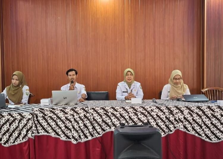 Rapat OPS Bawen Sosialisasikan Aplikasi Dapodik 2026.b dan E-Kinerja 46 Ketua Korwilcam Bidang Pendidikan Kecamatan Bawen Setiyani, S.Pd., M.Si didampingi Ketua OPS Kecamatan Bawen saat membuka rapat Kelompok Kerja Operator Sekolah (OPS) se-Kecamatan Bawen terkait sosialisasi Aplikasi Dapodik 2026.b dan E-Kinerja, Rabu (21/1/2026).