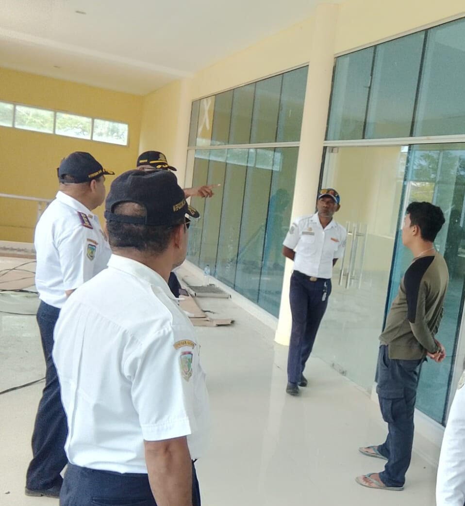 Pelaksana Tugas (Plt) Kepala Dinas Perhubungan, Komunikasi dan Informatika (Dishubkominfo) Kabupaten Waropen, Melky Watopa, SH, melakukan peninjauan langsung terhadap pelayanan transportasi laut di Pelabuhan Kelas III Waren Pidemani, Distrik Urei Faisei dan meninjau langsung perkembangan dan kondisi Bandara Petrus Simunapendi Botawa di Distrik Oudate 50 rrrrr