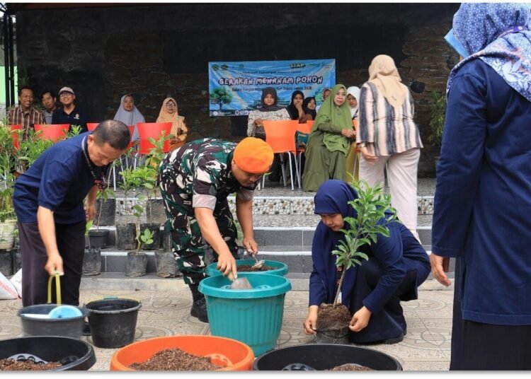 MTsN 9 Bantul Kolaborasi Hijau Hari Sejuta Pohon, Adiwiyata Bersama Kopasgat dan Mitra 46 tanam