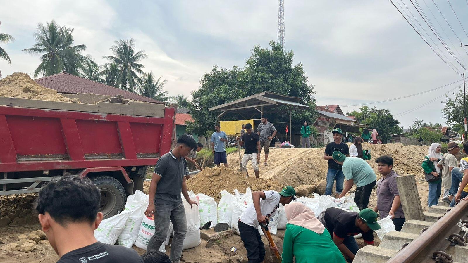Aksi Sosial Mahasiswa KKN Unimal Bantu Pulihkan Akses Jalan Warga Pascabanjir 48 timbun jalan