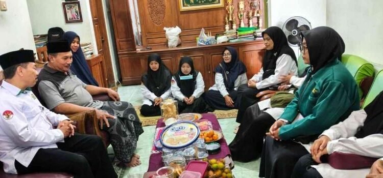 Kamad dan Guru MTsN 6 Bantul Jenguk Istri Ustadz Nurhan di Wonokromo 46 whatsapp image 2026 01 03 at 08 01 04 6959ed1b34777c14af4506e2