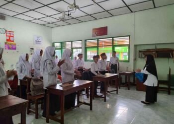 Guru Bahasa Inggris Aplikasikan KBM Gembira di Kelas VII E MTsN 6 Bantul 50 whatsapp image 2026 01 06 at 16 15 20 695d346dc925c467f7185012