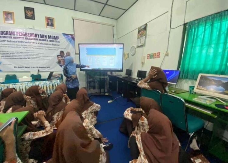 Ketika Dinding Kelas Menjadi Layar Digital: Guru Informatika MTsN 6 Bantul Manfaatkan Interactive Flat Panel 46 whatsapp image 2026 01 09 at 13 26 23 69621cd234777c40840e6ec2