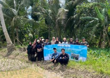 HIMAGRI FP UNIMAL Lakukan Cek pH Tanah Sawah Pada Lahan Demplot Padi Sawah Desa Pulo Iboih. Sumber: DOK.HIMAGRI FP UNIMAL