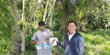 Pemantauan Lahan Demplot Padi Sawah Oleh Dr. Setia Budi Selaku Dosen Pembimbing Lapangan dan juga Dosen Agribisnis Universitas Malikussaleh Nopri Yanto. Sumber: Dok.HIMAGRI FP UNIMAL