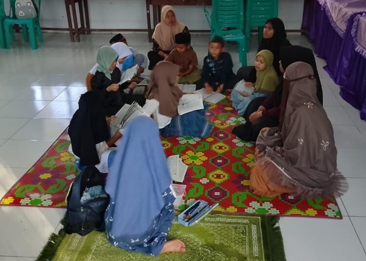 Mahasiswa KPM 75 Wih Sagi Indah Melaksanakan Kegiatan Rutin Mengaji di Gedung Serbaguna Kampung Wih Sagi Indah 46 mengaji