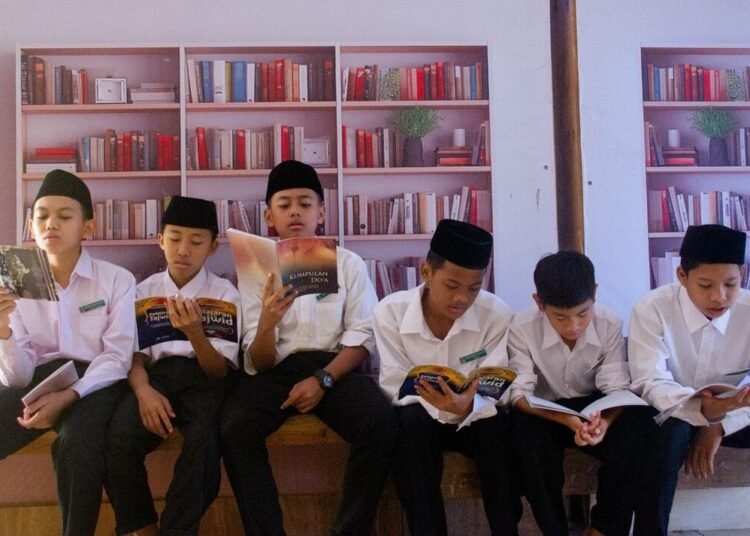 Beda dengan ujian di atas kertas kali ini santri Primago Putra diuji langsung lewat praktik ✍️🐮jpg