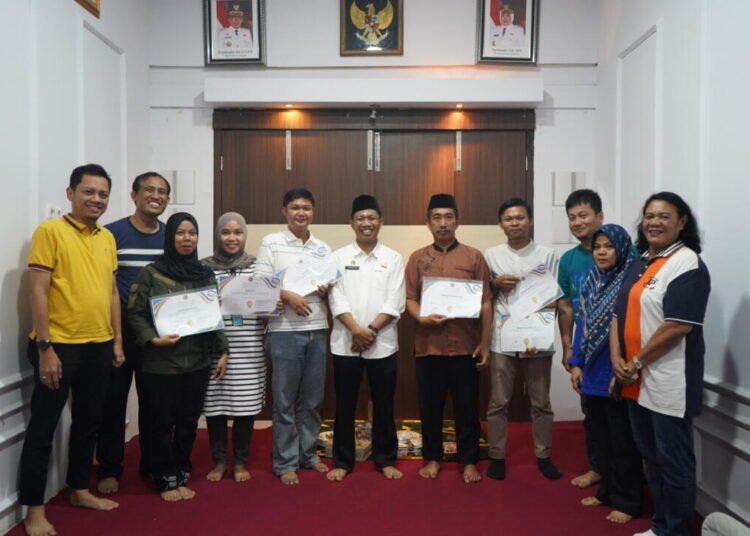 Doa Bersama yang dirangkaikan dengan Penyerahan Piagam Penghargaan ASN Terdisiplin dan Berkinerja Terbaik, serta Penghargaan atas Keberhasilan dan Capaian Kinerja Penerbitan Sertipikat Perdana Program PTSL Tahun Anggaran 2026. 46 DSC00925