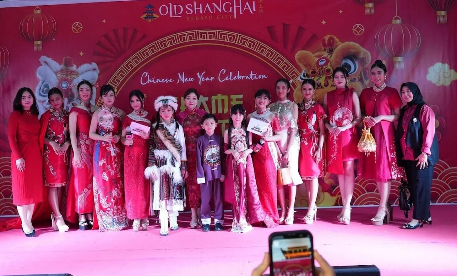 Anissa Quinn Tampil Memukau Sebagai MC Perayaan Imlek 2026 di Old Shanghai Sedayu City