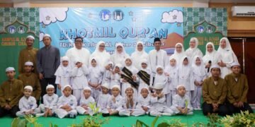 Momen kebersamaan pada acara Khotmil Qur’an siswa TK/TD di lingkungan pendidikan Al Azhar Cibubur, sebagai wujud komitmen menanamkan kecintaan terhadap Al-Qur’an sejak usia dini.”