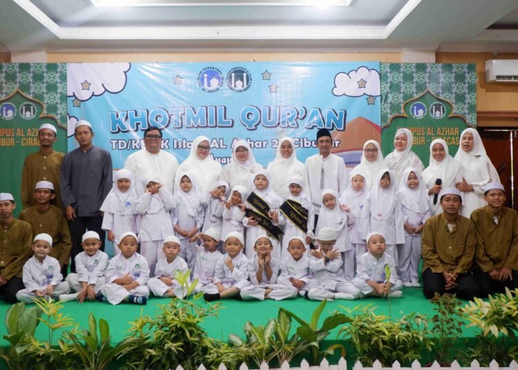 Momen kebersamaan pada acara Khotmil Qur’an siswa TK/TD di lingkungan pendidikan Al Azhar Cibubur, sebagai wujud komitmen menanamkan kecintaan terhadap Al-Qur’an sejak usia dini.”