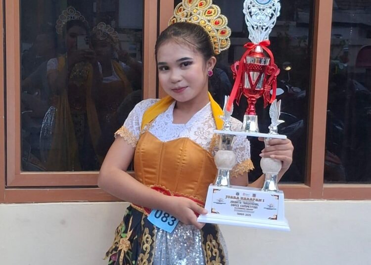 jakarta, Gadis cilik Aisah Nur Safitri, siswa [Nama Sekolah], berhasil meraih Juara Harapan 1 dalam Kompetisi Tari Tingkat Kota yang diadakan di bidang seni tari. Kompetisi ini diikuti oleh siswa-siswa dari berbagai sekolah di kota. Dengan penampilan yang memukau, Aisah Nur Safitri berhasil memikat hati juri dan penonton. Ia menampilkan tarian yang sangat ekspresif dan penuh energi, sehingga membuatnya menjadi salah satu peserta yang paling menonjol dalam kompetisi ini. " Saya sangat senang dan bangga bisa menjadi Juara Harapan 1 dalam kompetisi ini," kata Aisah Nur Safitri. "Saya ingin mengucapkan terima kasih kepada guru-guru dan keluarga saya yang telah mendukung saya sepanjang proses latihan." Prestasi ini diharapkan dapat menjadi motivasi bagi siswa-siswa lain untuk terus mengembangkan bakat mereka dan mencapai prestasi yang lebih tinggi