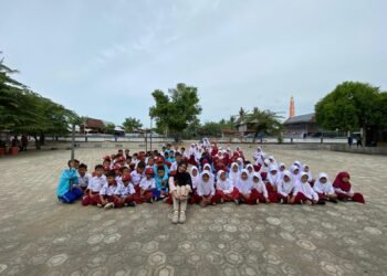 Foto Bersama Adik-adik di SD Negeri 4 Lise