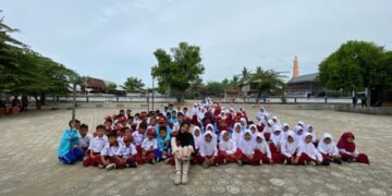 Foto Bersama Adik-adik di SD Negeri 4 Lise