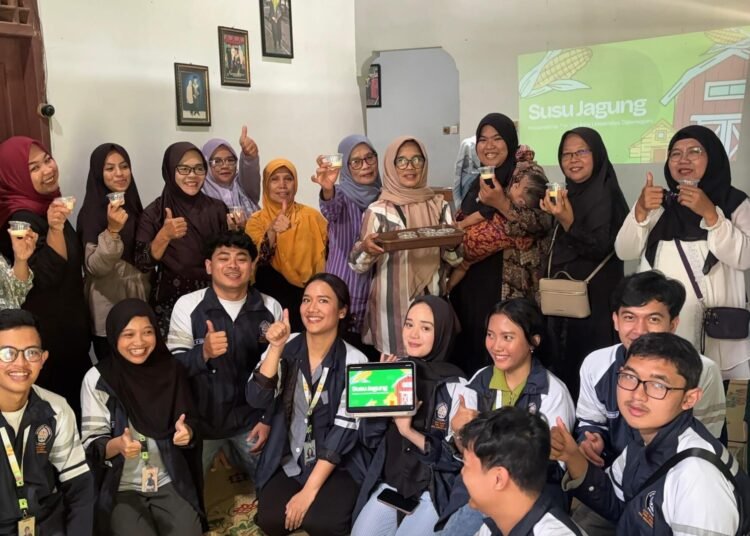 Ibu-ibu PKK Desa Ngadirojo Kidul mencoba produk susu jagung dan olahan turunannya yang dibuat bersama mahasiswa KKN Universitas Diponegoro dalam kegiatan sosialisasi pencegahan stunting berbasis pangan lokal, Rabu (21/1/2026).