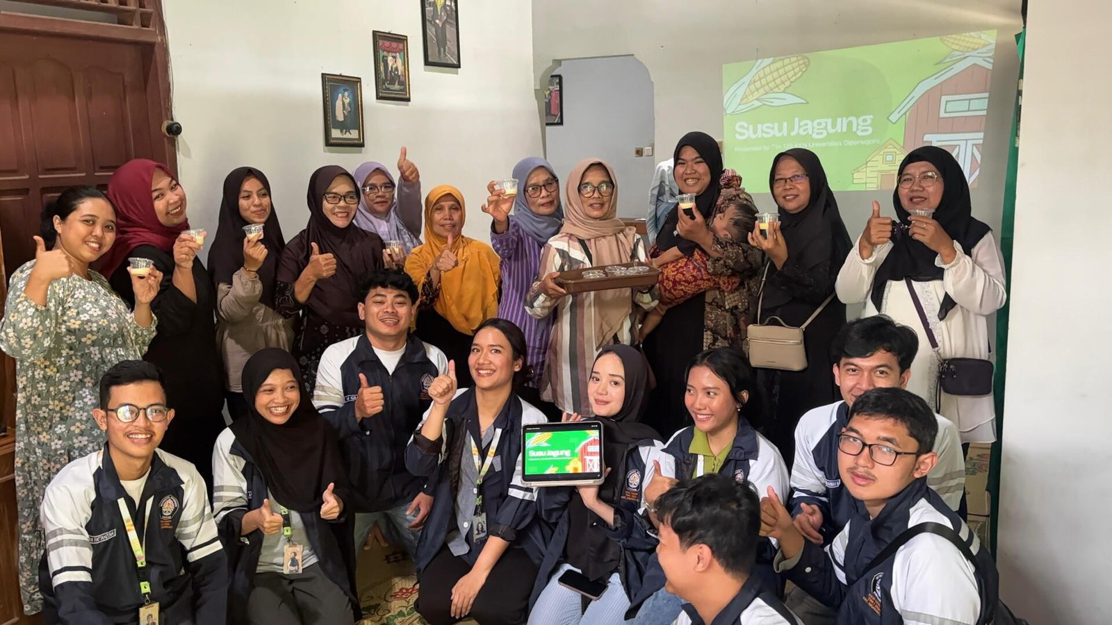 Ibu-ibu PKK Desa Ngadirojo Kidul mencoba produk susu jagung dan olahan turunannya yang dibuat bersama mahasiswa KKN Universitas Diponegoro dalam kegiatan sosialisasi pencegahan stunting berbasis pangan lokal, Rabu (21/1/2026).